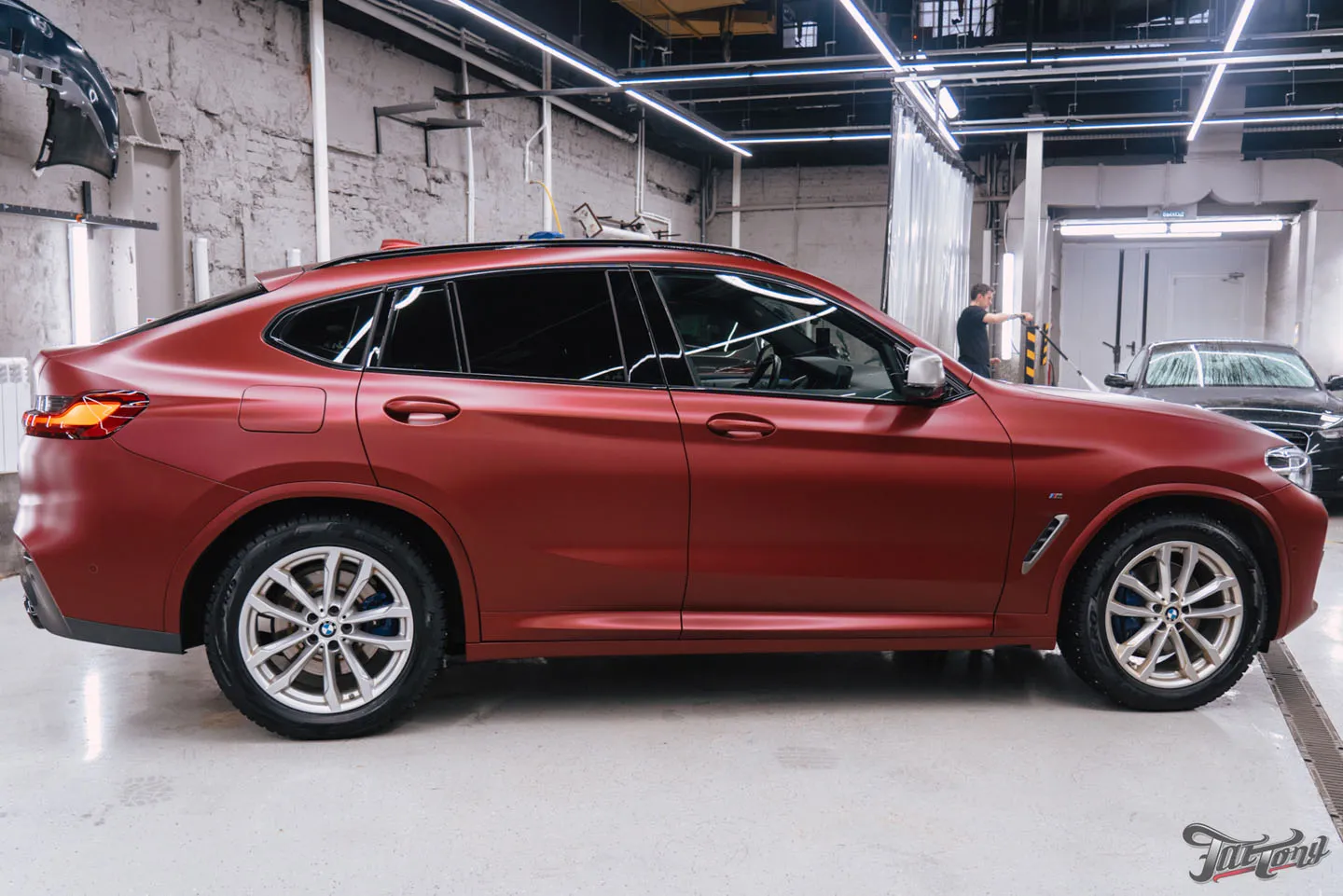 Оклейка BMW X4 в матовый полиуретан и установка системы активного выхлопа ENGINE VOX Stage 1+